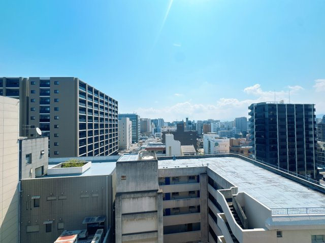【展望】 | アルファライフ博多☆仲介手数料無料☆ | 賑やかな博多駅周辺の利便性を享受しながらも、一歩中へ入れば落ち着いた住環境が広がります。近隣には公園もあり、都会の利便性と心安らぐ時間の両方を大切にしたい方にぴったりのロケーションです。