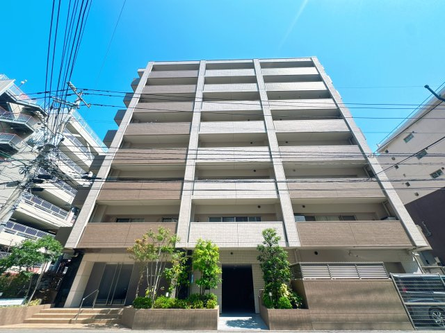 【外観】 | アルファライフ博多☆仲介手数料無料☆ | 共用部は清掃が行き届き、非常にきれいな状態です。オートロック完備で防犯面も安心。住まう人の快適さを第一に考えた、品格のある分譲マンションです。