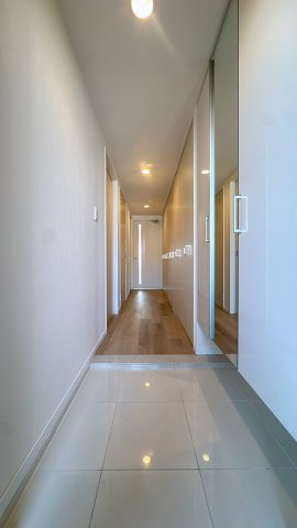 【玄関】 | アルファライフ博多☆仲介手数料無料☆ | 住まいの顔となる玄関は、気品漂うデザイン。収納力豊富なシューズボックスを備えています。