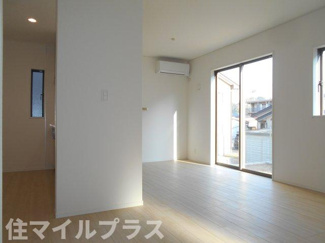 【居間・リビング】 | 二本松市郭内2丁目新築一戸建て6棟 | こちらのリビングで趣味の時間をお楽しみください