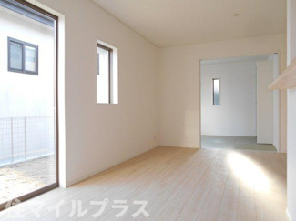 【居間・リビング】 | 二本松市郭内2丁目新築一戸建て6棟 | こちらのリビングで趣味の時間をお楽しみください