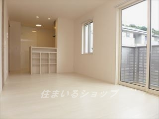 広島市安佐北区三入２丁目のアパートの居間・リビング|人気の対面キッチン
