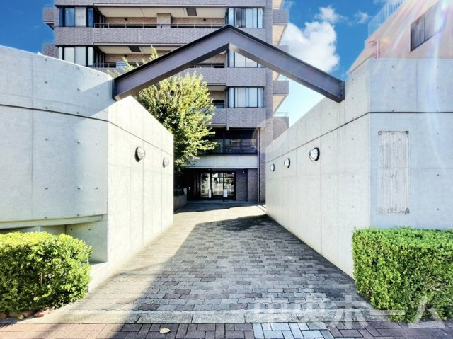コスモプレイス亀戸のエントランス|【エントランス】マンションのエントランスは、その物件の印象を決める、顔とも言える場所です。毎日通る場所ですからきれいなのが良いです。エントランス内はオートロックですので暮らしの安全も確保されています。