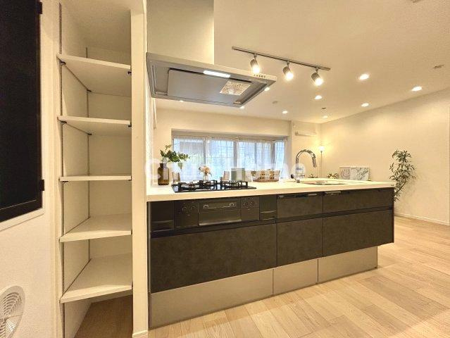 コスモプレイス亀戸のキッチン|ワイドで収納豊富なシステムキッチン