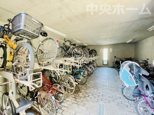 コスモプレイス亀戸の駐輪場|【自転車置き場】最新の空き状況や費用などの詳細は担当スタッフまでお問い合わせください。