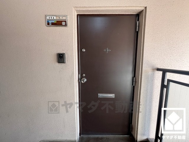 ベルヴェデールイトーピア武庫川マンションの玄関|玄関ドアは防犯性の高いダブルロックドアです。