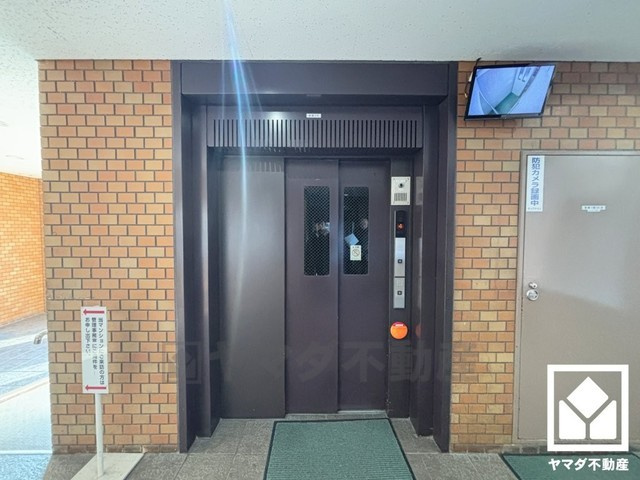 ベルヴェデールイトーピア武庫川マンションのその他|スムーズな移動を叶えるエレベーター。忙しい朝も快適に、ストレスフリーな暮らしをサポート。防犯カメラが設置されておりセキュリティにも配慮されています。