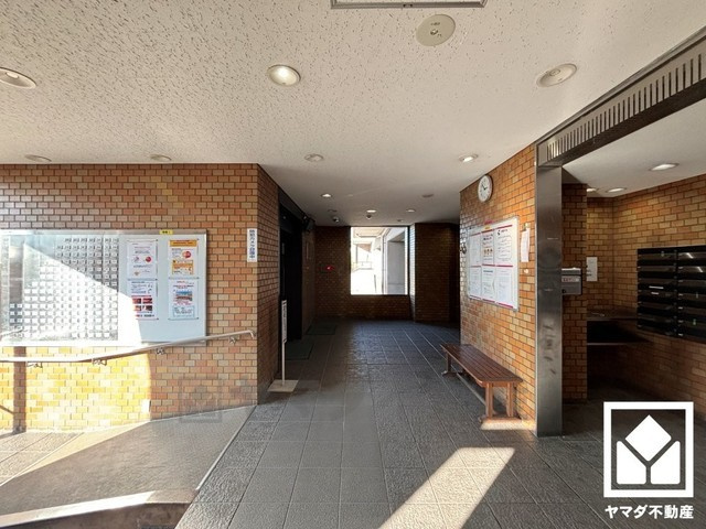ベルヴェデールイトーピア武庫川マンションのエントランス|ゆったりとしたロビーが、住まう人の憩いの場に。落ち着いた空間で、ほっと一息つける時間を。