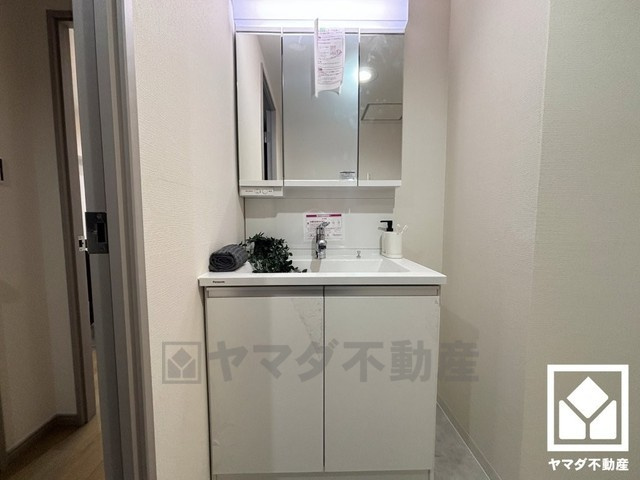 ベルヴェデールイトーピア武庫川マンションの洗面所|収納付きでスッキリお使い頂ける3面鏡の洗面台です。洗面ボウルが広めなので、忙しい朝でも身支度がしやすく時短になります。
