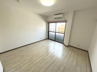 白を基調とした清潔感ある室内