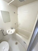 シャワー付きの浴室