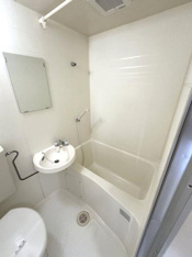 シャワー付きの浴室