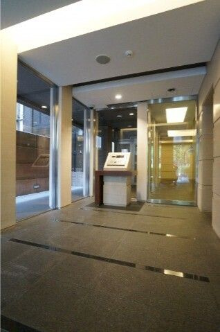 アーデン神保町のエントランス