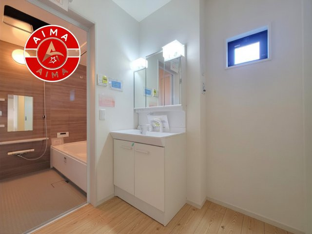 福岡市東区香住ヶ丘４丁目第2-1棟（1号棟）　の内観：施工例|ゆとりの洗面スペースで朝の身支度もスムーズに。暮らしを快適に変えるシャワー付洗面台です！