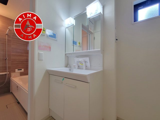 福岡市東区香住ヶ丘４丁目第2-1棟（1号棟）　の内観：施工例|毎日使うものだから清潔な空間を保ちたい水回り。洗面にはそんな願いを解消させてくれる収納アイデアが満載です。三面鏡の裏側にはキャビネットが現れ小物から背の高い物まで収納できます。