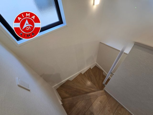 福岡市東区香住ヶ丘４丁目第2-1棟（1号棟）　の内観：施工例|＜手すり付階段＞手すりがないと階段の昇り降りで危険なことはもちろん、壁に手をつきながら歩くことで壁紙が汚れやすくなります。すべての方に快適に昇り降りしていただくため、手すりを設置しました。