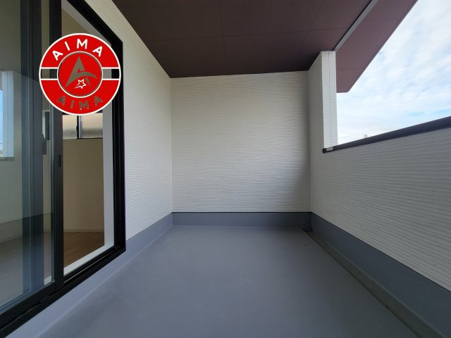 福岡市東区香住ヶ丘４丁目第2-1棟（1号棟）　の外観：施工例|風をしっかりと感じられるバルコニーでは、毎日が洗濯日和です。広々としているので洗濯も楽しくなるでしょうし、気分転換にバルコニーからの眺めを楽しむのもいいでしょう。