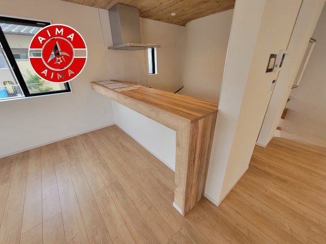 福岡市東区香住ヶ丘４丁目第2-1棟（1号棟）　の内観：施工例|ダイニングテーブルへの配膳がラクラク、お料理はかどるカウンター付きシステムキッチン！