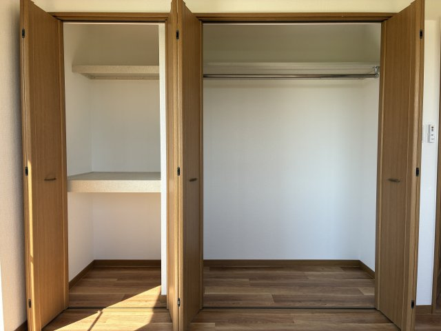 丸亀市垂水町　リフォーム戸建の収納|2026年8月5日撮影　2階洋室クローゼットのクッションフロアの上張りを追加工事しました
