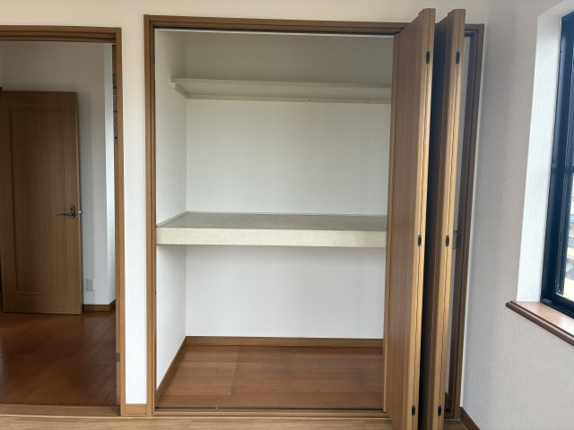 丸亀市垂水町　リフォーム戸建の収納|2026年8月5日撮影　2階洋室クローゼットのクッションフロアの上張りを追加工事しました