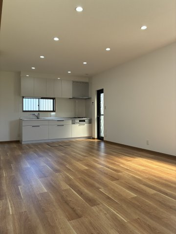 丸亀市垂水町　リフォーム戸建の居間・リビング|2026年8月5日撮影　リビングクッションフロアの上張りを追加工事しました
