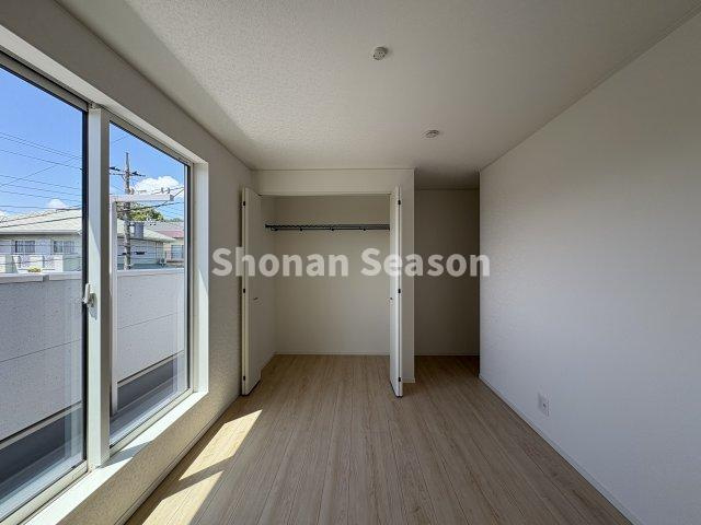 【洋室】 | 全室収納付きで、増えがちな学習用具・衣類なども、各部屋に収納でき便利ですよ。
