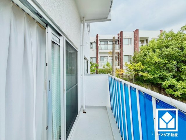 甲陽マンションのバルコニー|東側バルコニーのため、朝日が気持ちよく入り爽やかな一日を始められます。