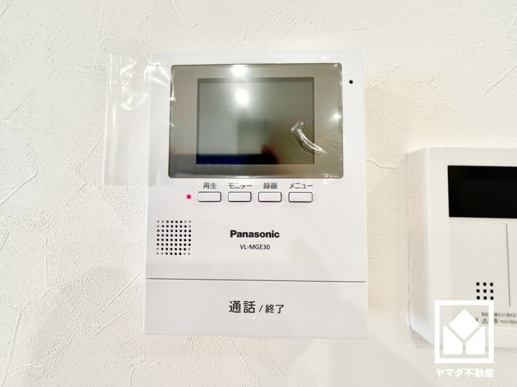 甲陽マンションの防犯設備|突然の来訪時にも防犯面で心強いモニター付きインターホンを設置。お留守番中のお子様も、室内からスムーズに相手の確認ができます。
