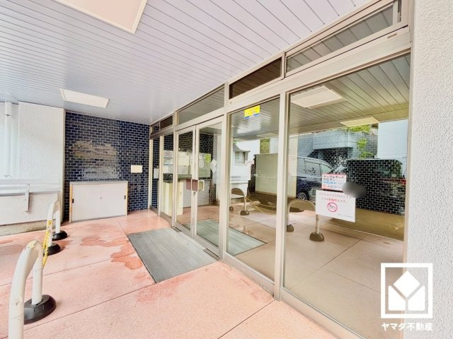 甲陽マンションのその他|広々とした明るいエントランス。定期的な清掃・管理体制が整っており、帰宅時や来客時にも気持ちの良い空間です。