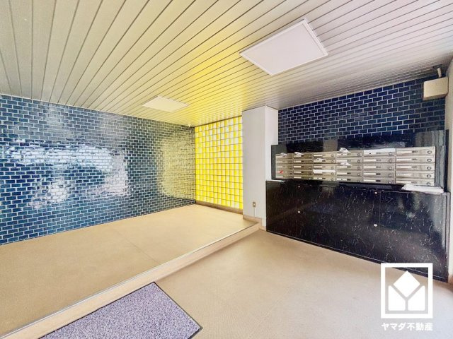 甲陽マンションのロビー|開放的で落ち着いたロビーが、心を癒すひとときを演出。くつろぎと気品が共存する、快適な住まい。