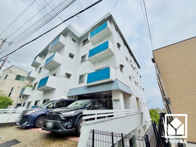 甲陽マンションの外観|敷地は前面道路と高低差があり、エントランスが2階に設置されています。エントランスから2階のお部屋までは階段を使わずに移動できるので、日々の出入りもスムーズです。