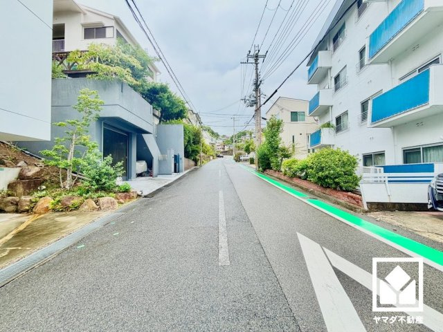甲陽マンションの周辺|阪急甲陽線「甲陽園」駅まで徒歩5分の立地。夙川駅行きの列車が発車する始発駅のため座席に座りやすく、快適な移動が可能です。毎日の通勤・通学だけでなく、休日のお出かけまで利便性に優れています。