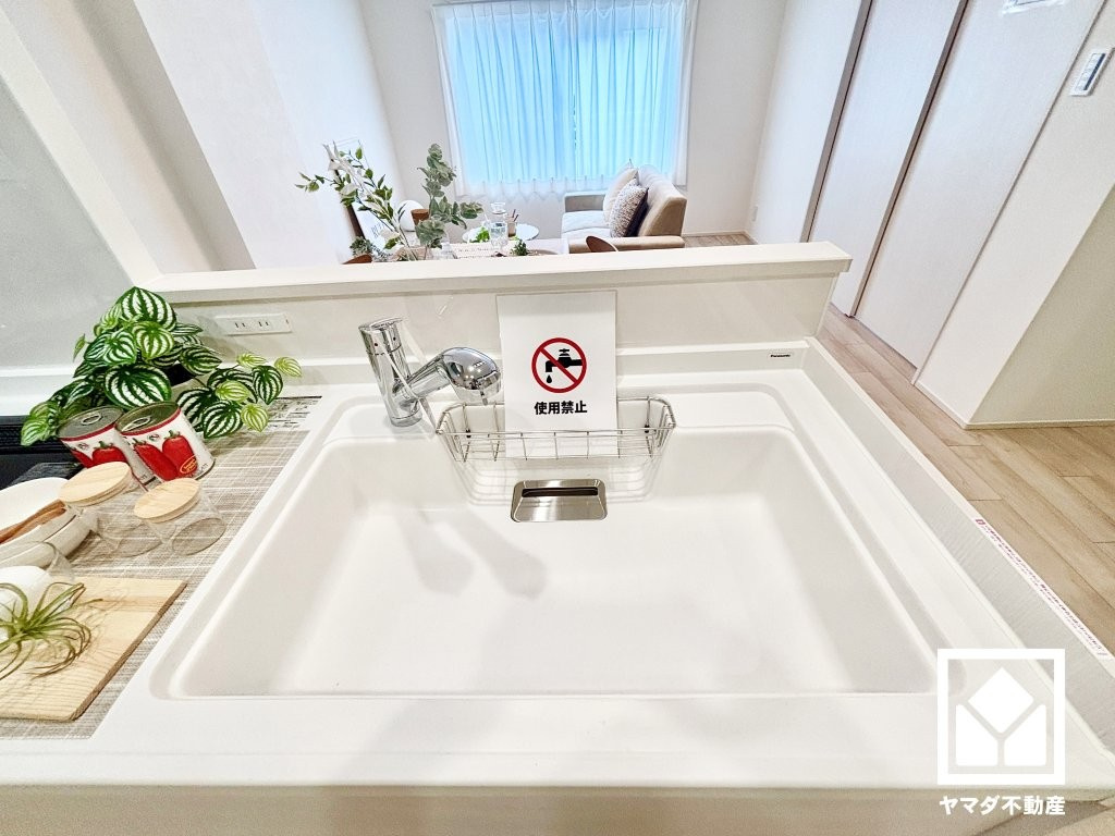 甲陽マンションの設備|清潔感あふれるシンクで、毎日を気持ちよくスタート。浄水器付きなので、いつでも手軽にきれいなお水をご利用いただけます。