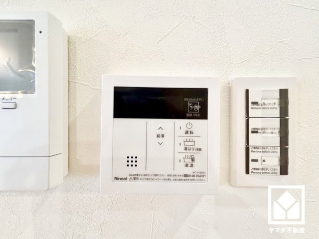 甲陽マンションの設備|キッチン側の給湯リモコンです。湯はりスイッチを押し、給湯栓を開けてお湯はりをすると、設定した湯量でお湯が自動的に止まるオートストップ機能付き。（給湯栓は開いたままなので、必ず閉めてください）