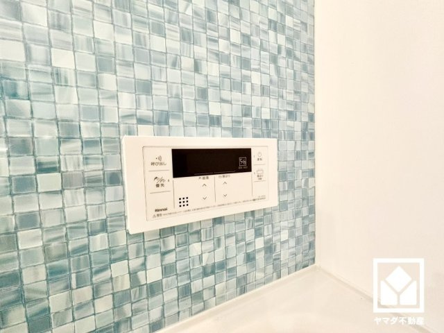 甲陽マンションの設備|浴室側の給湯リモコンです。安全性に配慮された優先ボタンを備えており、優先中はキッチンから温度変更ができなくなるため、シャワー中の急な熱湯・冷水への切り替わりを防ぐことができます。