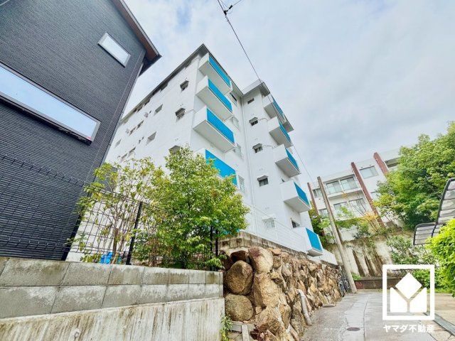 甲陽マンションの外観|「ファミリーマート甲陽園駅前店」まで徒歩4分、「いかりスーパーマーケット甲陽園店」まで徒歩5分、「阪急オアシス甲陽園店」まで徒歩5分など、お買い物施設が徒歩5分圏内に複数あり便利な住環境です。