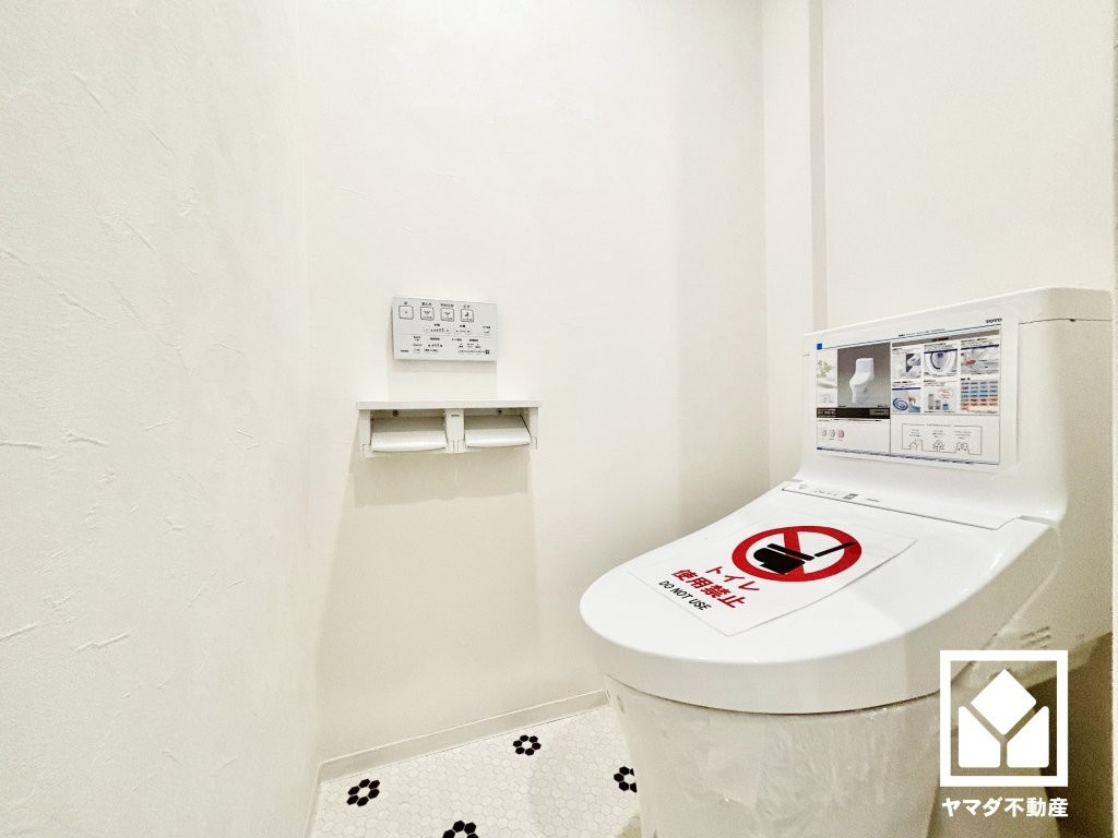 甲陽マンションのトイレ|落ち着いたデザインと使いやすさを兼ね備えたTOTO製のトイレを採用。2連トイレットペーパーホルダーなのでお取替えの手間を軽減できます。毎日使う場所だからこそ、快適性にも配慮されています。