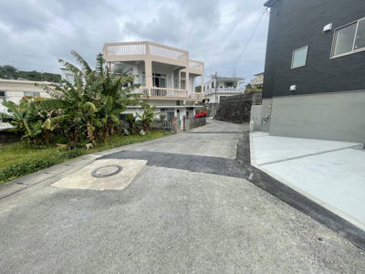 【前面道路含む現地写真】 | 北中城村瑞慶覧（全2棟）ラスト1号棟 | ※北西側6.15m村道♪