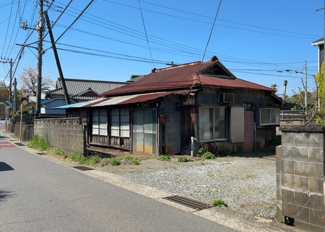 【外観】 | 現地に行くなら、物件の周囲の地形がどうなっているかを見ることも大切です。周辺より低くなっている土地では、大雨などで水が集まりやすいため、地盤が弱くなっているということも考えられるため、注意が必要です。