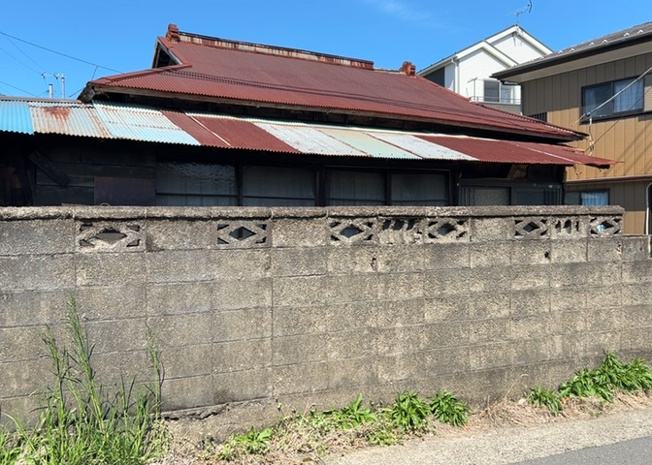 【外観】 | 土地購入を検討されている場合、境界杭がない状態で購入してしまうと境界確定測量をする必要があり、費用がかかります。購入の前に、売主、隣土地所有者立ち合いのもと境界を確定し境界杭を設置するのがベストです。