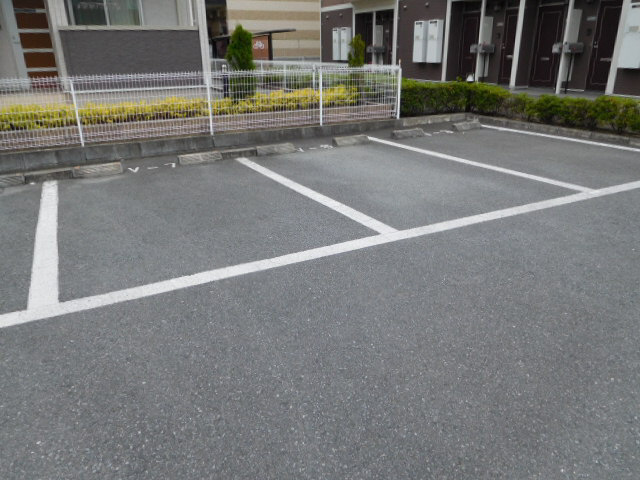 ドミールＶの駐車場