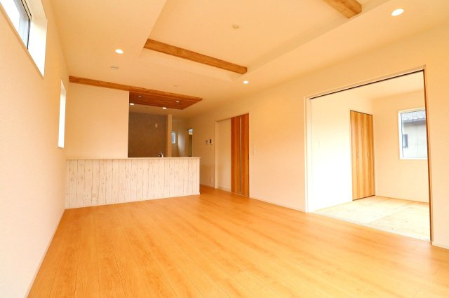 新築戸建・新築建売　福島市笹谷中條　笹谷小・信陵中の居間・リビング|折り上げ天井がおしゃれなリビングはパントリー含めて20帖の広々空間です！