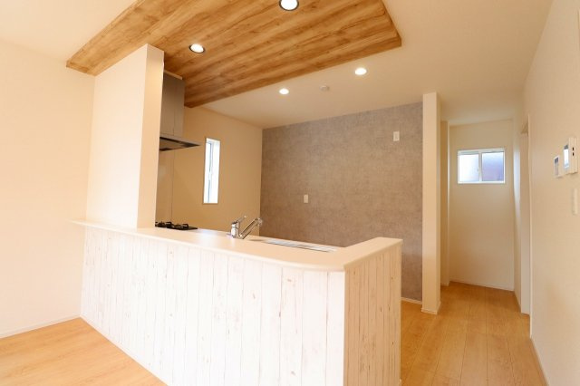 新築戸建・新築建売　福島市笹谷中條　笹谷小・信陵中の居間・リビング|天井のデザインで空間を仕切りメリハリを演出！