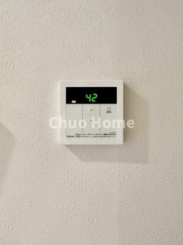 グリーンパーク上中里の発電・温水設備|【給湯リモコン】外での一日を忘れさせてくれるオートバス機能でお好みの湯量・温度に調整された浴槽。