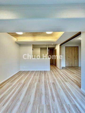 グリーンパーク上中里のダイニング|【ダイニング】忙しい朝でも、しっかり家族が揃って食事をして頂けるゆとりある大きさのダイニングスペース。奥様が作る手料理をカウンター越しに受けとって頂き、テーブルで囲む素敵な時間を存分に愉しんで下さい。