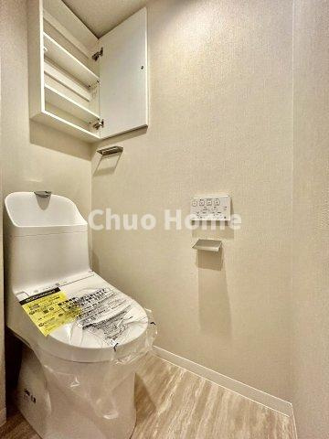 グリーンパーク上中里のトイレ|【トイレ】 収納スペースをしっかりと確保した温水洗浄便座機能付きトイレ。温水洗浄便座は清潔にお使いいただくための大切なアイテムです。