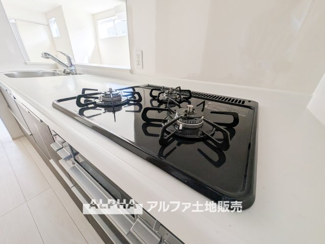 新築戸建　立川市若葉町4丁目　全2棟のキッチン|【gas stove】◆ガスコンロ◆使い勝手に配慮されたガスコンロを備えたキッチン。火力調整がしやすく、毎日の調理がスムーズに進み、家事の時間を心地よく支えてくれます