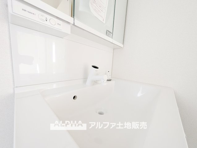 新築戸建　立川市若葉町4丁目　全2棟の独立洗面台|【Vanit】◆洗面台◆身支度がしやすい洗面台は、収納力にも配慮した設計。朝の準備から帰宅後まで、家族みんなが使いやすい空間です。