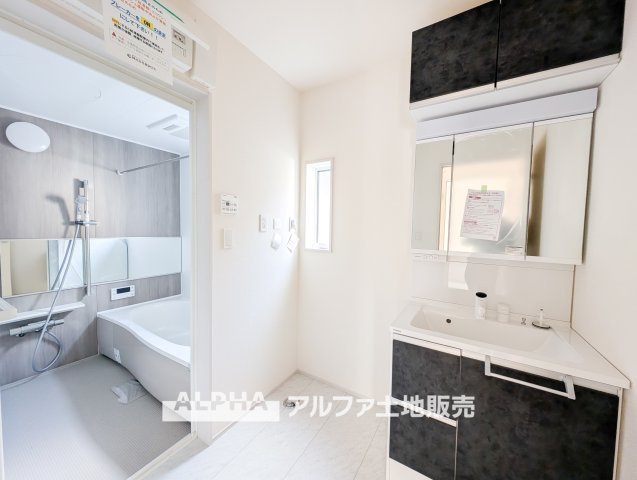 新築戸建　立川市若葉町4丁目　全2棟のランドリースペース|【Laundry space】
◆ランドリースペース◆広々した空間で雨の日でも十分に洗濯物を乾かすことが出来ます。バスルームには浴室換気乾燥機も付いているので重宝しますね。
