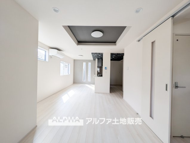 新築戸建　立川市若葉町4丁目　全2棟の居間・リビング|【light a living】
◆明るいリビング◆にペイントして君との時間を有意義に過ごしたい。ここでの暮らしは僕たちにとって宝物になる。